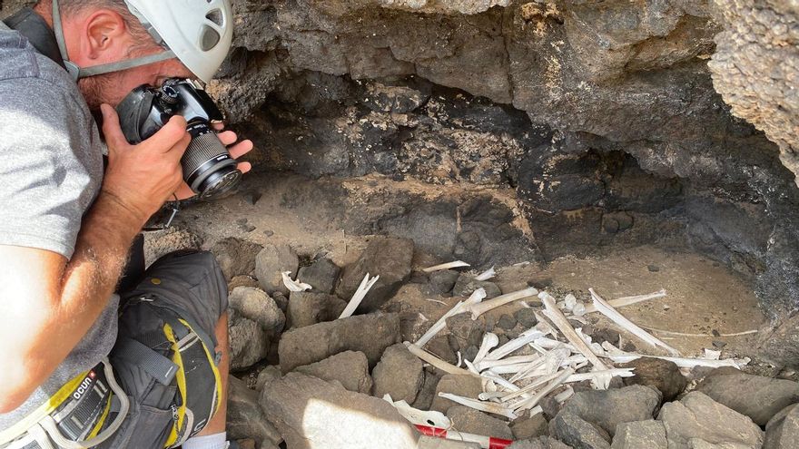 Restos óseos en las excavaciones en seis unidades funerarias de la necrópolis indígena de Ayraga (Gran Canaria).