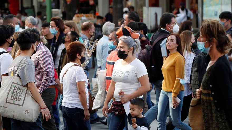 Decenas de personas con cubrebocas fueron registrados este viernes al caminar por una de las principales calles del Centro Histórico de la Ciudad de México (México).