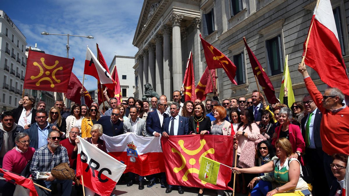 Militantes del PRC que han acudido a Madrid a arropar al primer diputado del PRC, José María Mazón.
