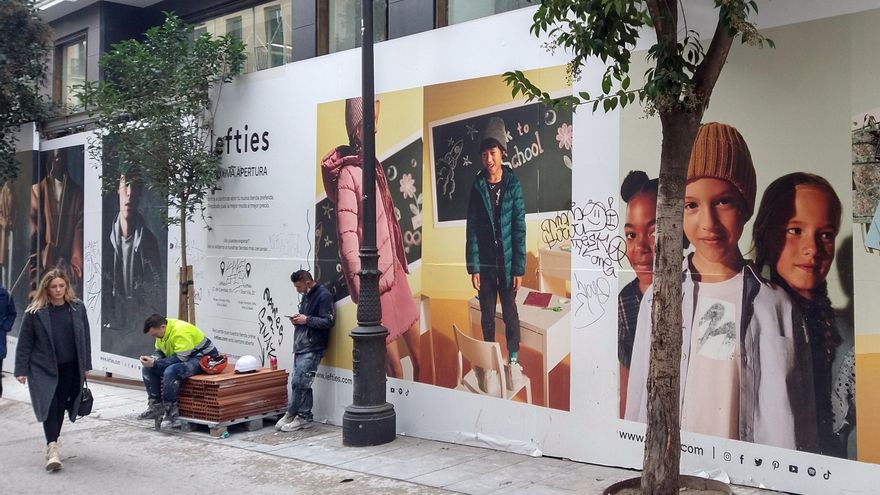 Vallas de obra ante el futuro Lefties de la calle Montera