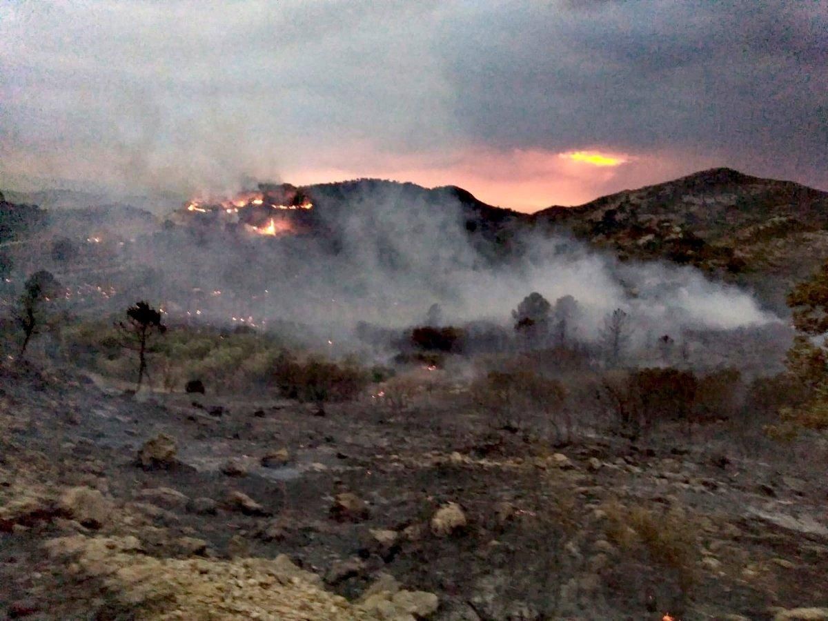 El fuego sobre las montañas del sur de Valencia en la zona de Gandia