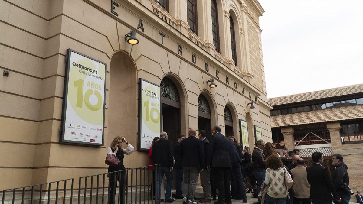 Acceso al Teatro de Rojas de Toledo poco antes del acto del 10 aniversario de elDiario.es Castilla-La Mancha