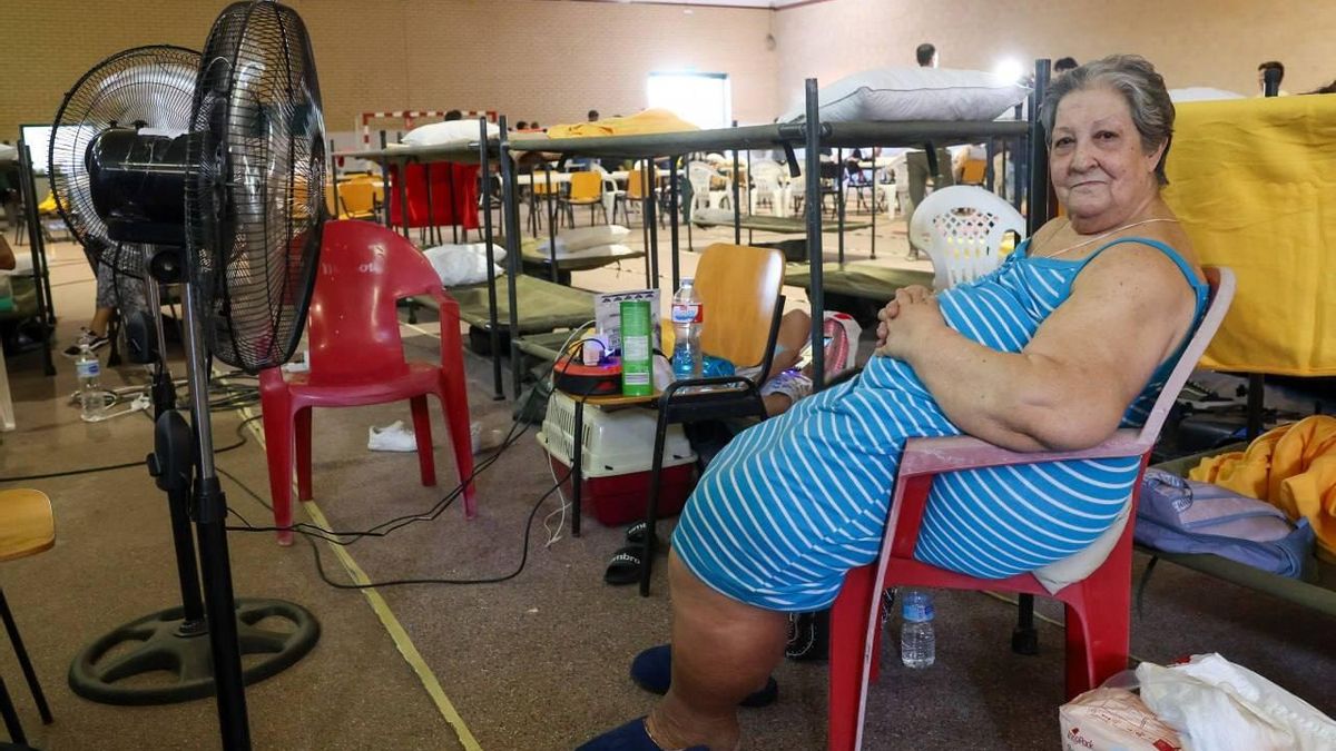 Ildefonsa Mota, de 77 años, se prepara para pasar la noche en el polideportivo.
