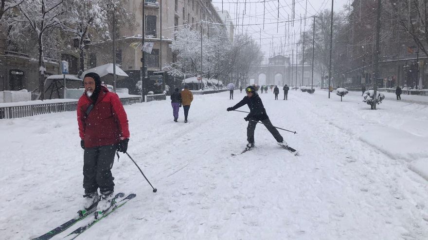 La calle de Alcalá, convertida en una pista de esquí en las primeras horas de este sábado