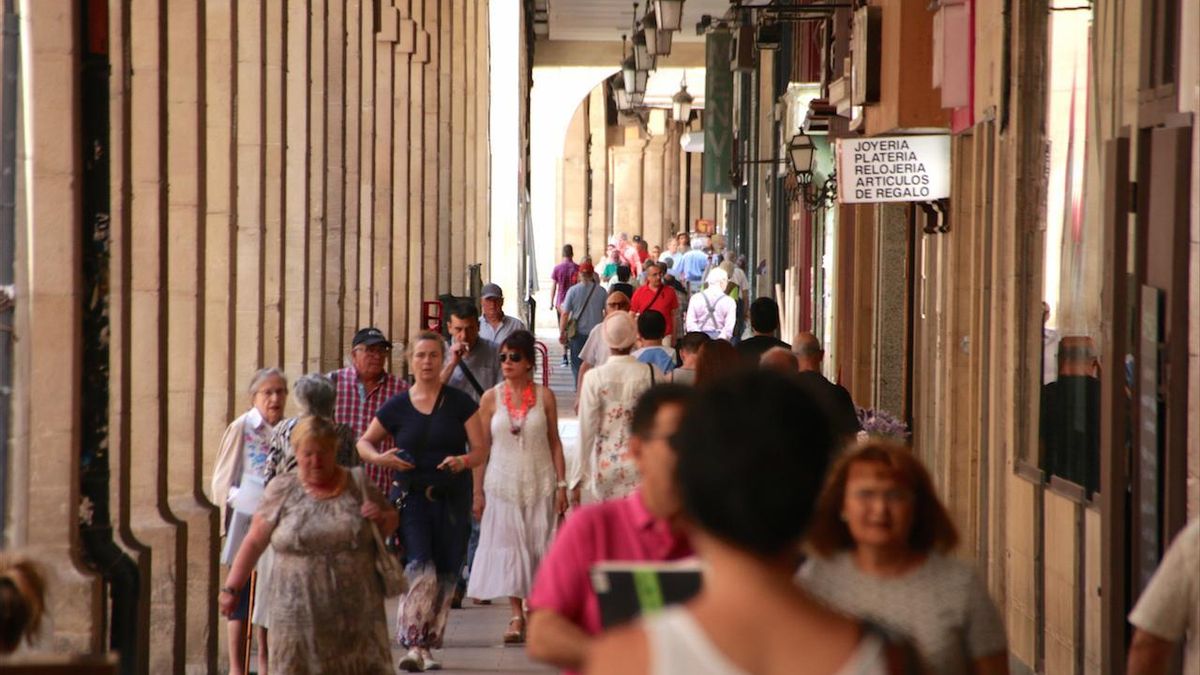 Gente caminando por el centro de Logroño