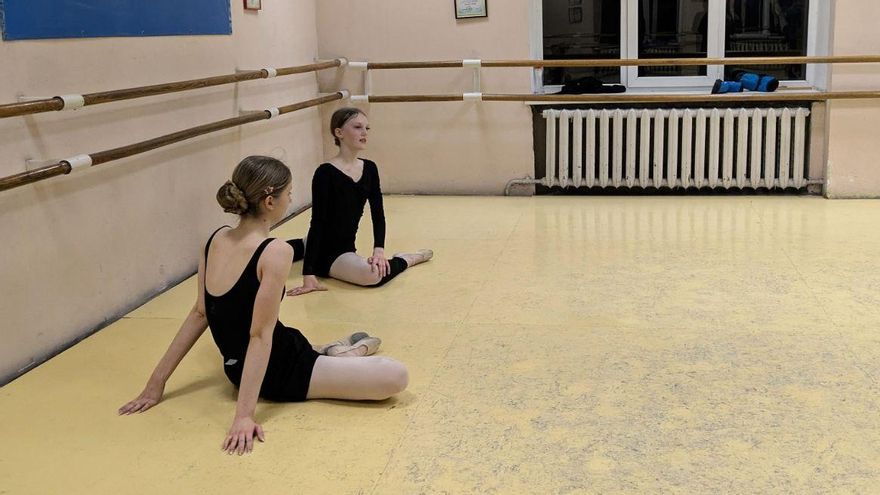 Margo, junto a su compañera Bárbara, estirando tras la clase de ballet en Odesa.