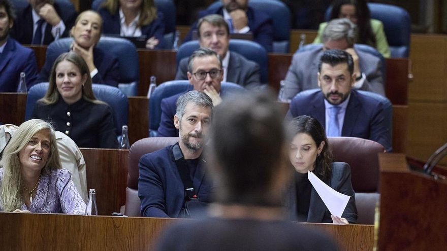 La presidenta de la Comunidad de Madrid, Isabel Díaz Ayuso, y el consejero de la Presidencia de la Comunidad de Madrid, Miguel Ángel García, durante una intervención de Manuela Bergerot, en un pleno en la Asamblea de Madrid, a 23 de octubre de 2025, en Madrid (España)