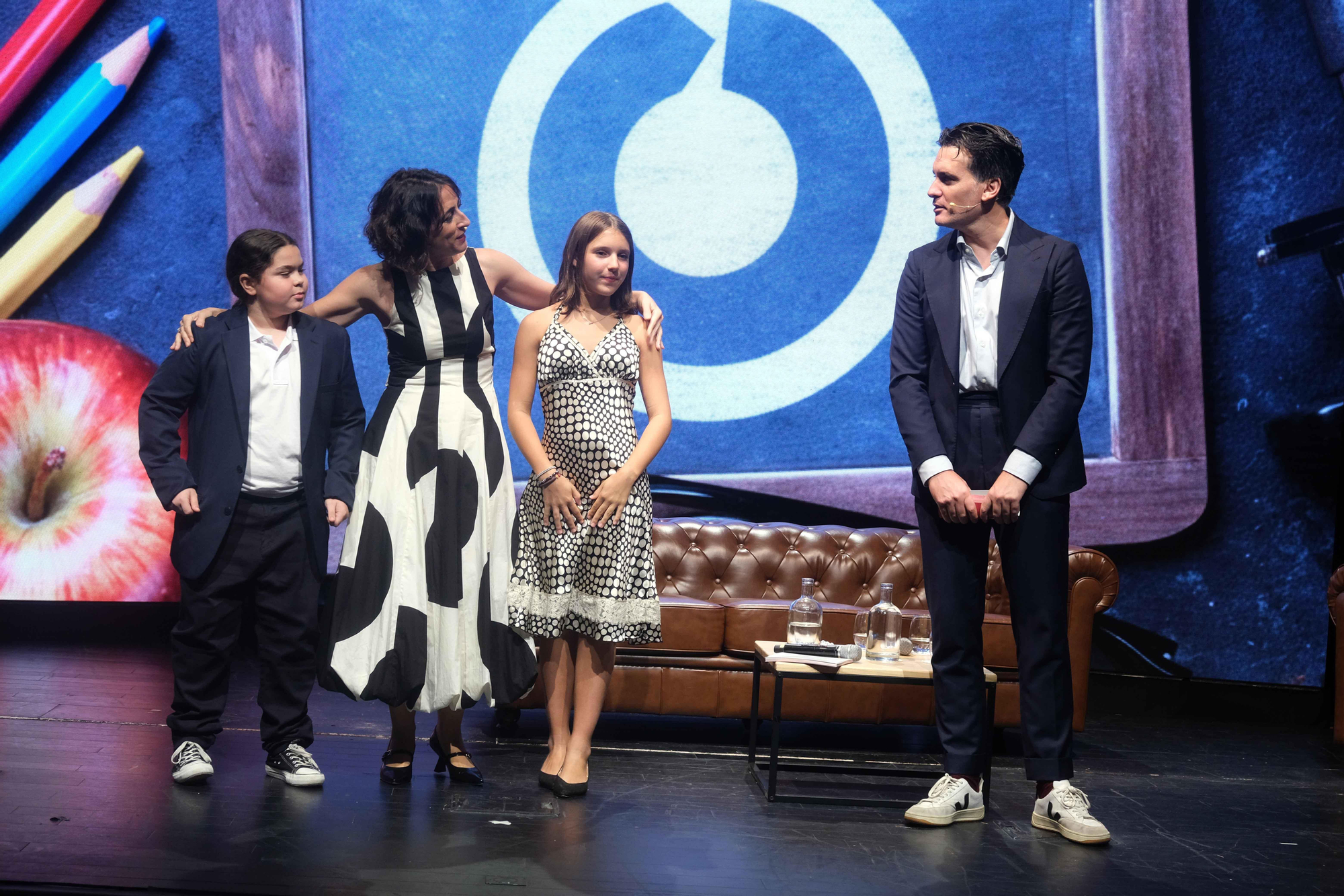 Maria Iglesias y Julio Muñoz junto a sus 'miniyó' en el escenario