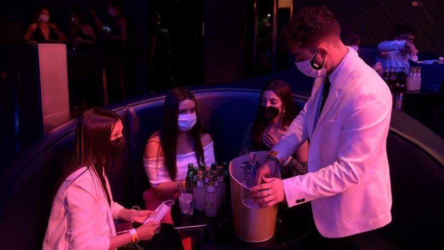 Imagen de archivo de un grupo de personas en un local de ocio nocturno