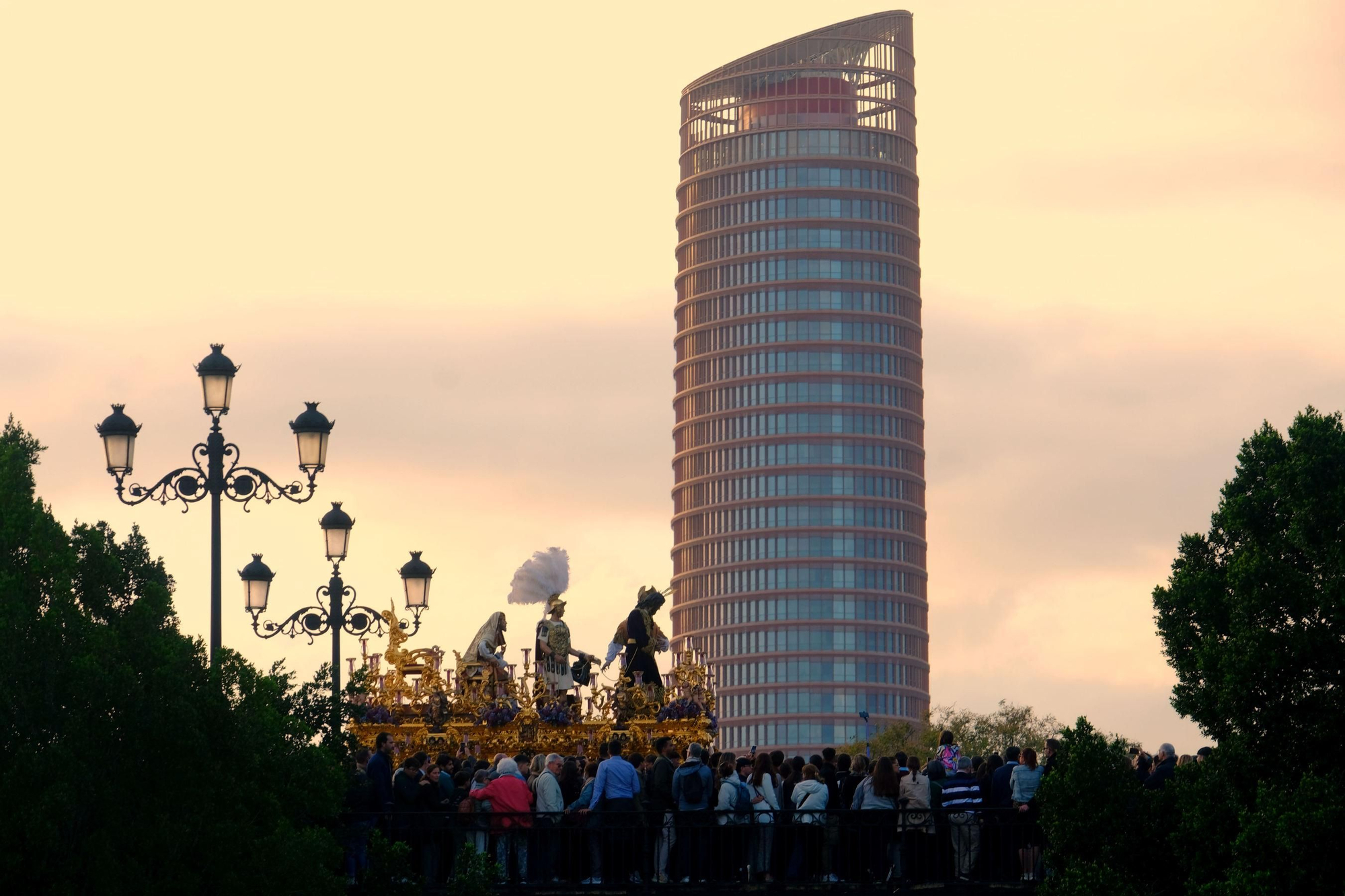 San Gonzalo pasa por el puente de Triana con Torre Sevilla al fondo
