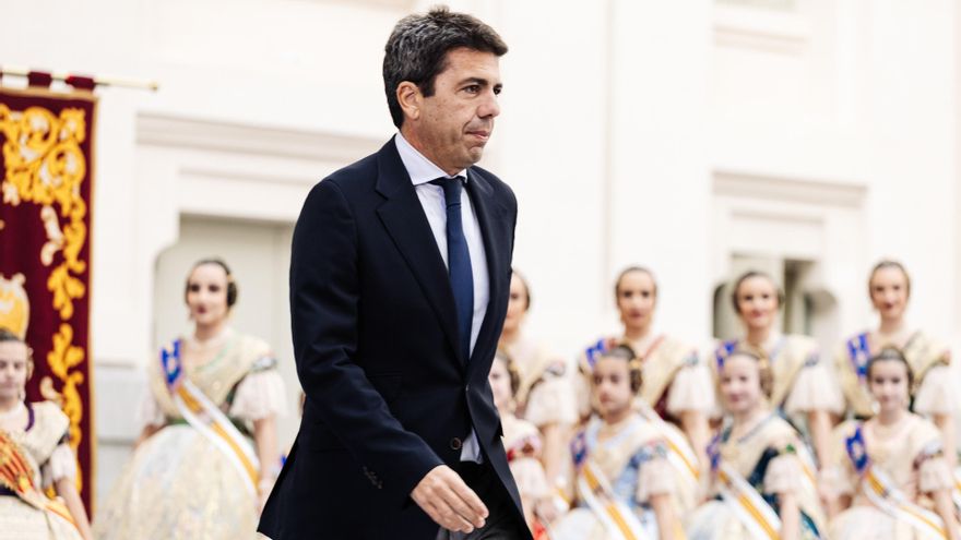 El presidente de la Comunidad Valenciana, Carlos Mazón, antes de la mascletà madrileña, en el Palacio de Cibeles, a 18 de febrero de 2024, en Madrid (España). La mascletà de Madrid es el primer acto llevado a cabo entre las ciudades de Madrid y Valencia t