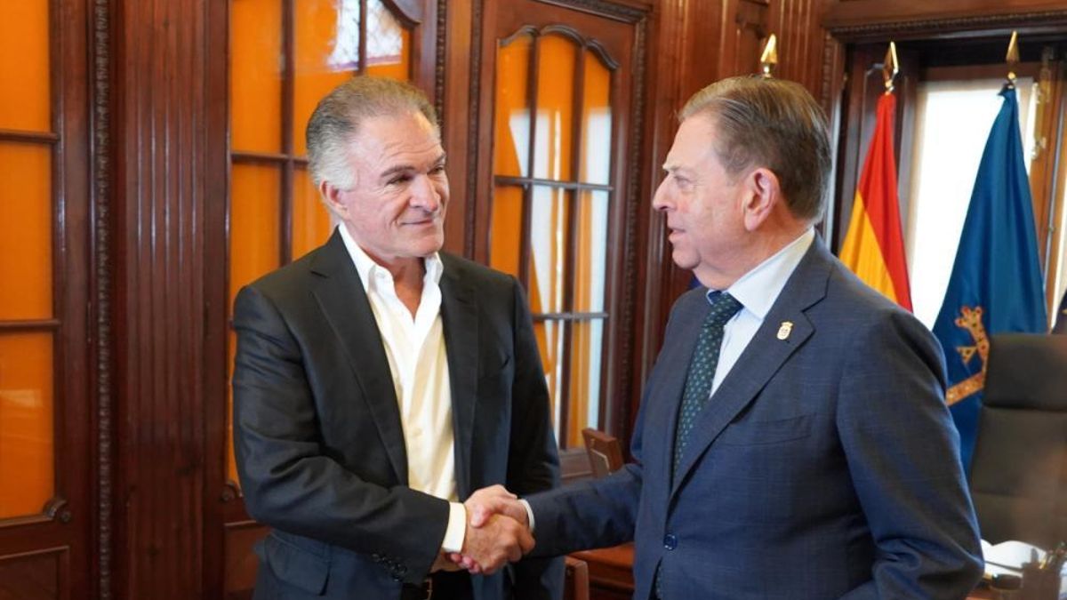 Dionisio Gutiérrez, a la izquierda, estrecha la mano al alcalde de Oviedo, Alfredo Canteli, en el despacho de la Alcaldía. 