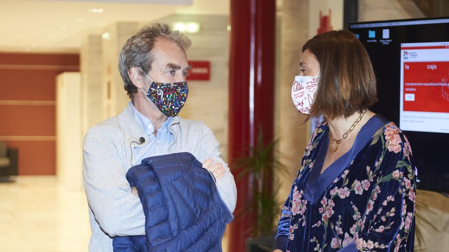 El director del Centro de Coordinación de Emergencias Sanitarias del Ministerio de Sanidad, Fernando Simón, conversa con la consejera de Presidencia, Interior, Justicia y Acción Exterior del Gobierno de Cantabria, Paula Fernández