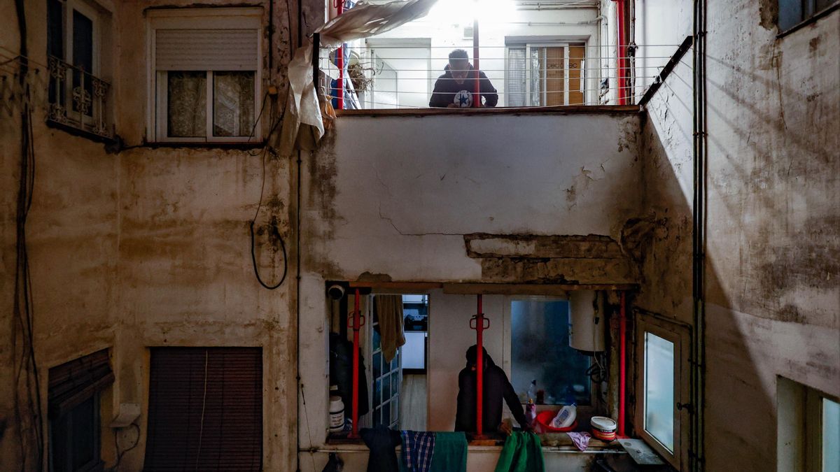 El patio interior del edificio de la calle Mare de Déu de Lorda, 88, donde vive Avelina. Las galerías están apuntaladas y las paredes acumulan grietas y humedades
