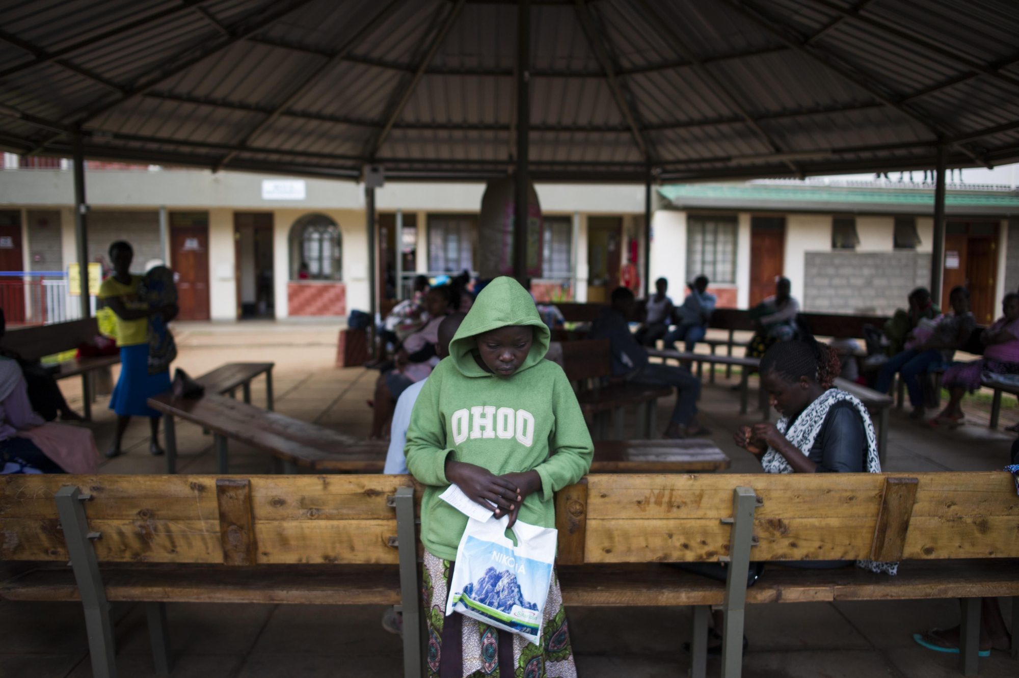 La neumonía y las enfermedades respiratorias representan cerca del 40% de todas las consultas del proyecto de MSF en Kibera. En este tipo de barrios, las personas enfermas generalmente no pueden ser aisladas de sus familiares o vecinos. Fotografía: Phil Moore