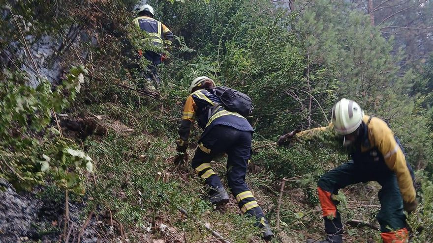 La orografía dificulta la extinción de un incendio forestal en Urzainki, Navarra, en la que trabajan medios aéreos y terrestres