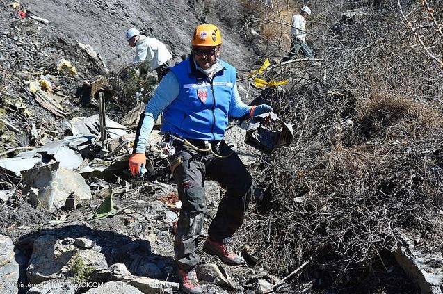 Miembros del operativo especial para el rescate de los restos del avión de Germanwings, trabajando en la zona de los Alpes del siniestro