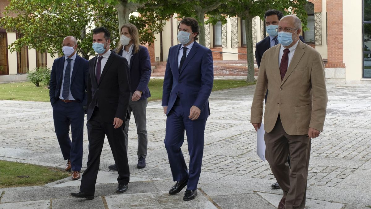 Los representantes de los grupos políticos que firmaron el pacto de reconstrucción de Castilla y León.