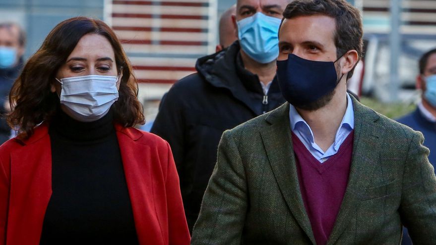 Archivo - La presidenta de la Comunidad de Madrid, Isabel Díaz Ayuso y el presidente del Partido Popular, Pablo Casado a su llegada a la Asociación 'Ni un niño sin juguetes', en Móstoles, Madrid (España), a 4 de enero de 2020.