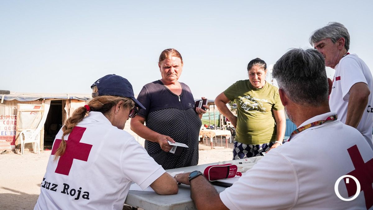 Cruz Roja reparte agua en un asentamiento chabolista.