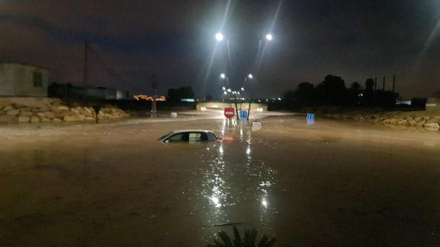 Cortes de tráfico y calles inundadas tras el paso del temporal en la Región de Murcia