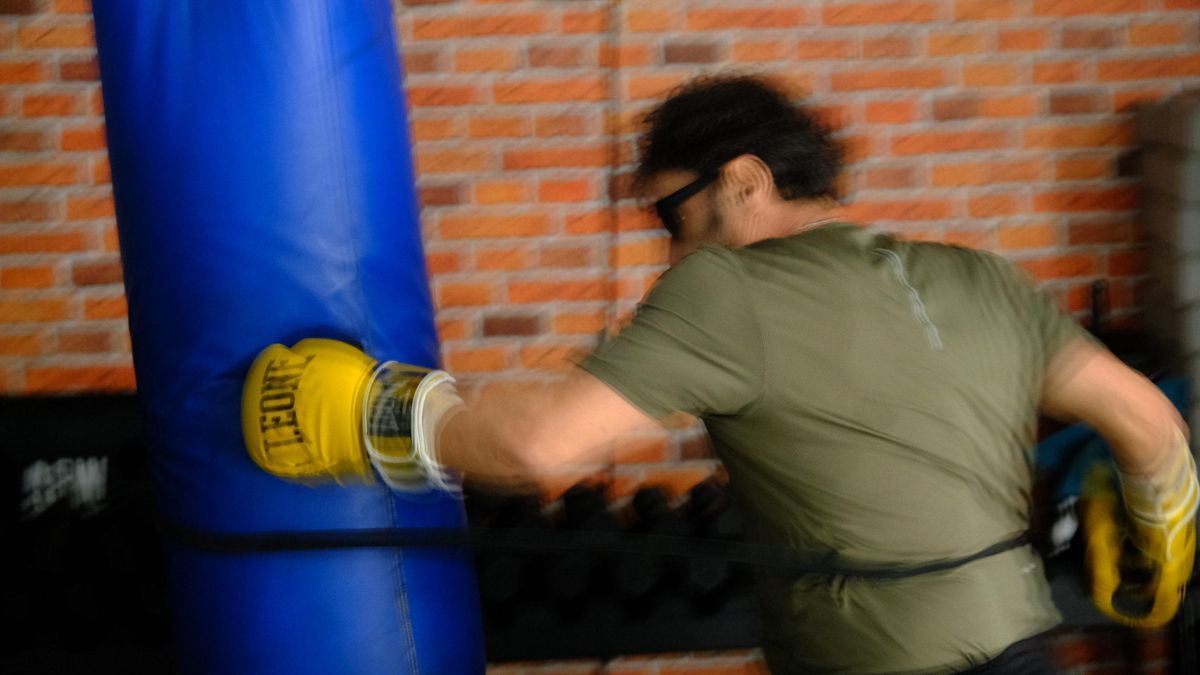 El boxeador José Peña entrena con una cinta alrededor de su cintura y del saco para identificar el espacio entre él y su contrincante.