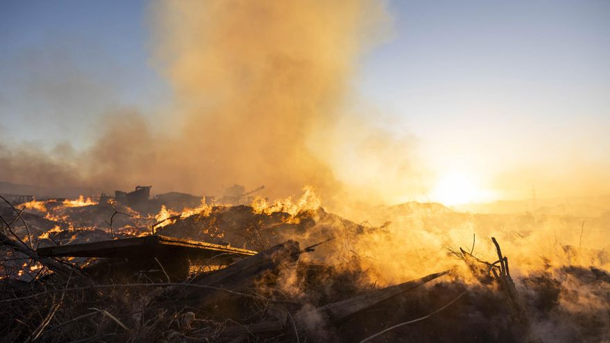 Doce dotaciones de bomberos trabajan en Tenerife en el incendio de la planta de compostaje, que puede durar varios días