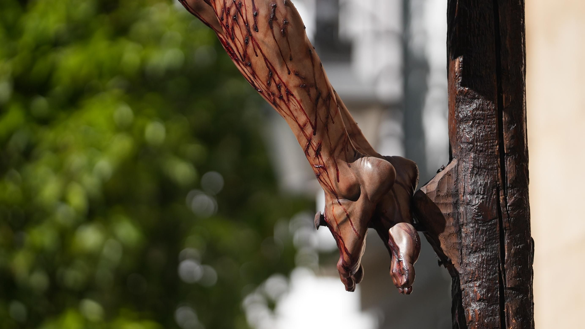 La estación de penitencia de la Hermandad Universitaria, en imágenes