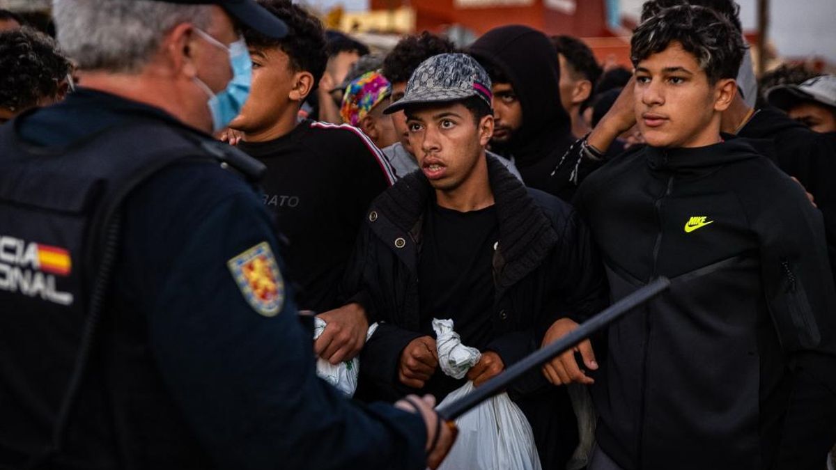 En el camino, algunas personas migrantes han sido golpeadas por la Policía con sus defensas, especialmente quienes se encontaban en primera fila porque eran empujadas por otras que se encontraban detrás y acababan acercándose sin querer a los agentes