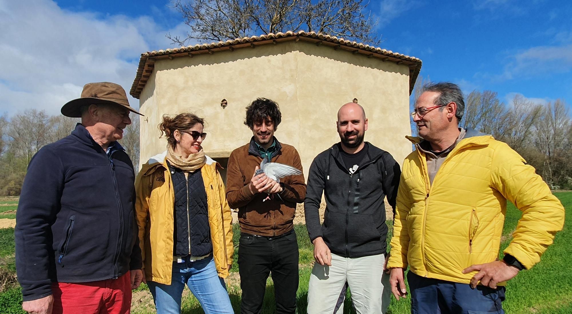 El concejal y Diputado de Cultura, Pablo López Presa, en el medio con una paloma