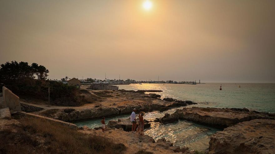 Cala Dúo está situado junto a un canal, sa Sèquia, que renueva las aguas de un gran estanque interior.
