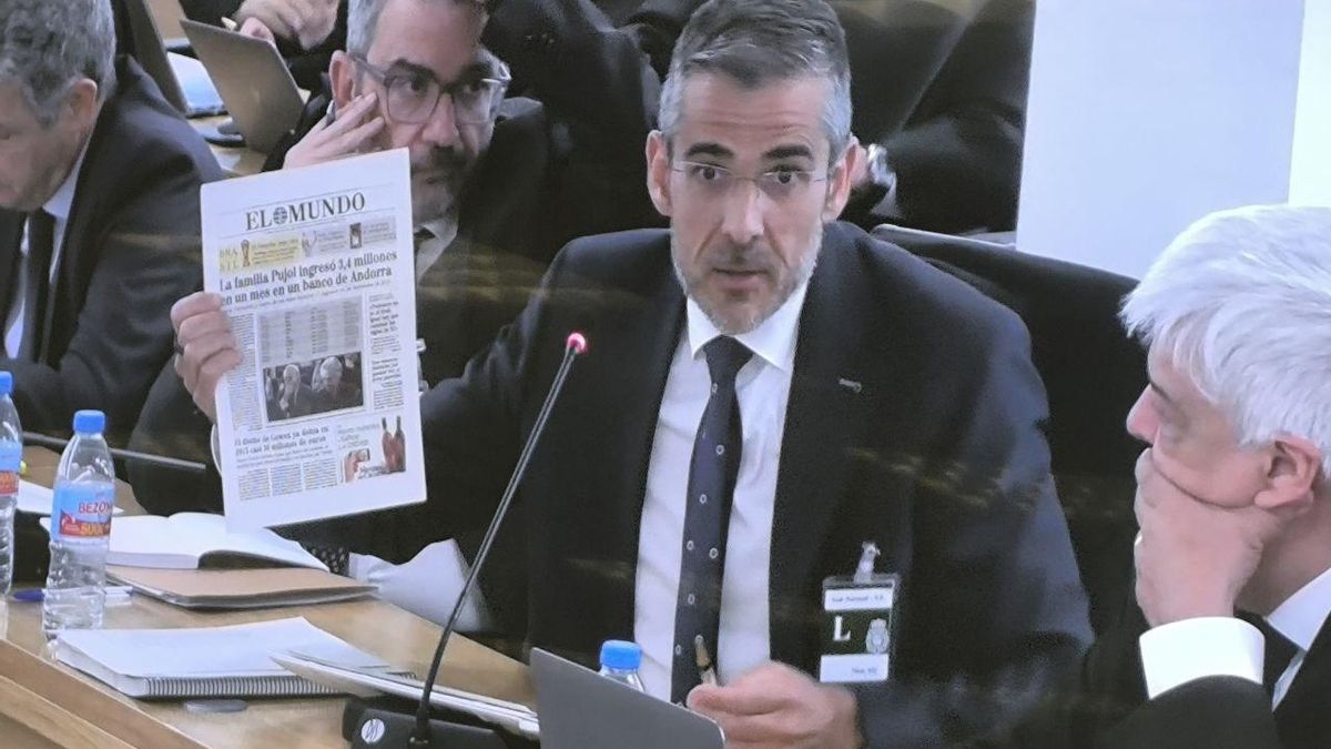 El abogado Jaime Campaner muestra la portada de 'El Mundo' con los datos de los Pujol