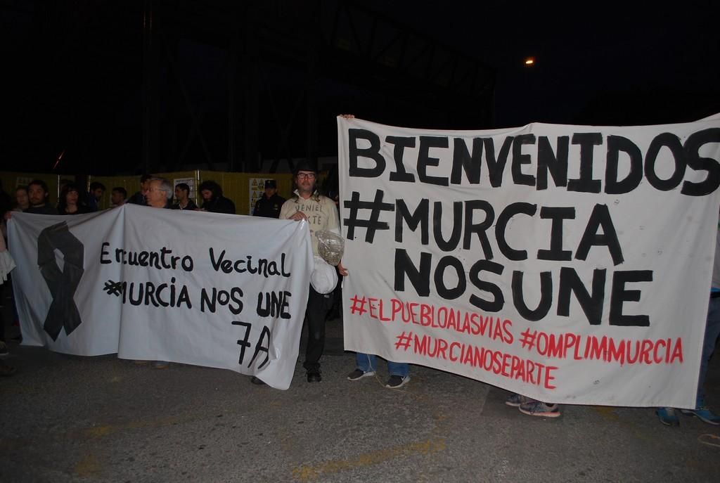 Pancartas de bienvenida en la concentración pro-soterramiento de las vías