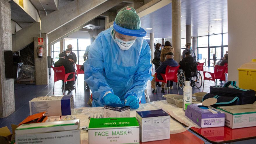 Una sanitaria prepara la dosis para vacunar en el vestíbulo del Palacio de los Deportes de Logroño. EFE/Raquel Manzanares/Archivo