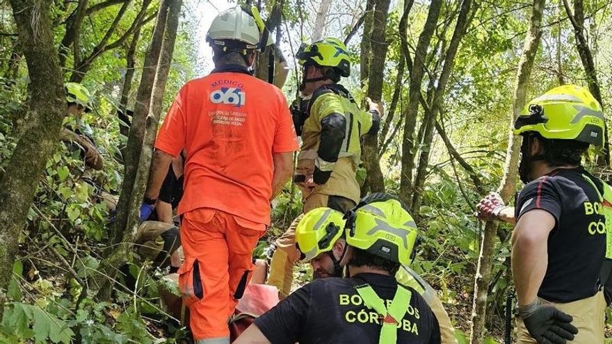 Los bomberos rescatan a un hombre herido tras sufrir una caída en los Baños de Popea