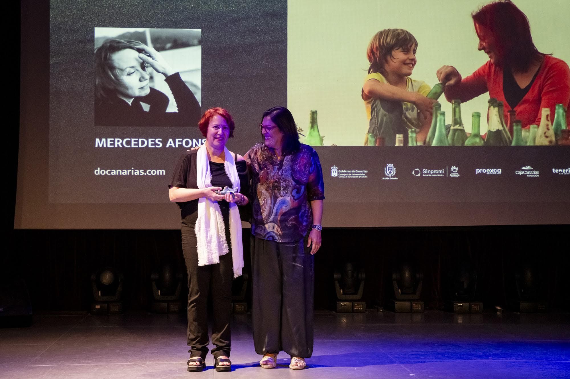 Mercedes Afonso (i) durante la entrega del Premio DO Canarias.
