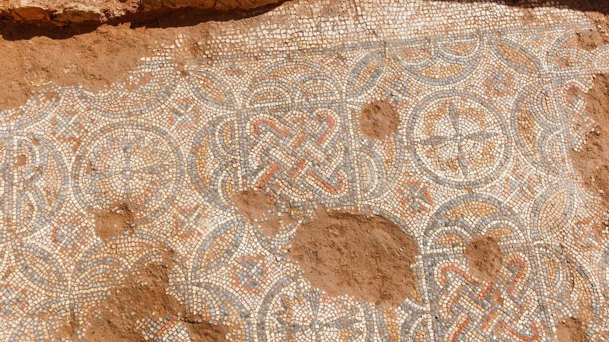 Mosaico hallado en Mérida por las obras de canalización de gas.