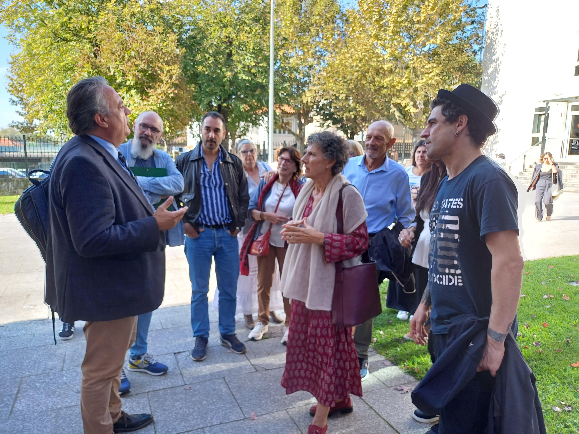 Yáñez habla a la salida de la vista con los familiares de Eusebio Cortezón.
