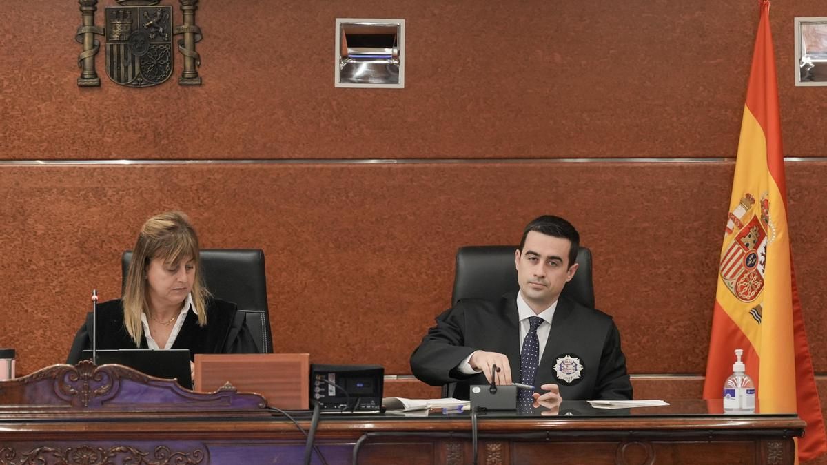 El juez Álvaro Silván, a la derecha, esta semana en un juicio en Vitoria