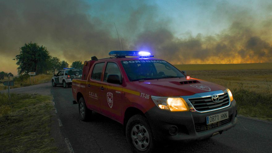 Vuelven a sus domicilios los vecinos desalojados por el incendio de Humanes