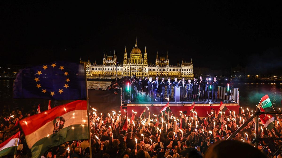 La gente celebra la victoria de Tisza, que ha obtenido mayoría cualificada en el Parlamento
