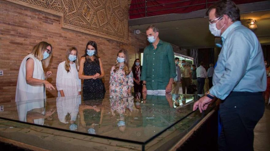 La familia real, el presidente de la Junta (derecha) y la directora del Museo, Trinidad Nogales (izquierda)