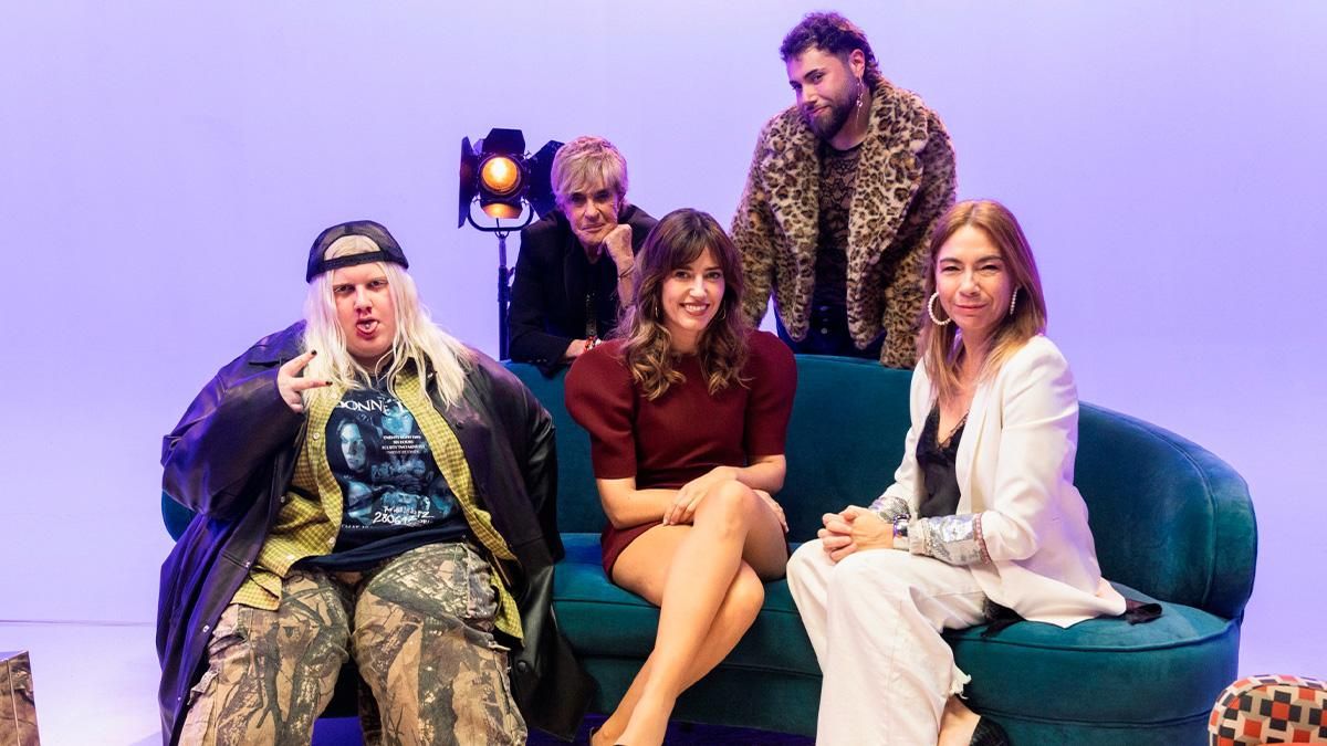 Posado de los invitados de 'Lo que pasó, pasó', con Nuria Marín en La 2