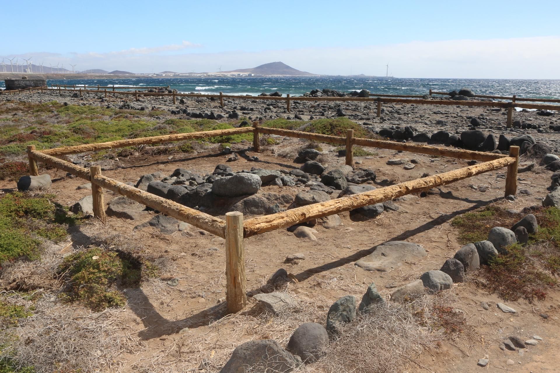 El Cabildo de Gran Canaria ejecuta el primer levantamiento de restos aborígenes en los Túmulos de Tenefé (ALEJANDRO RAMOS)