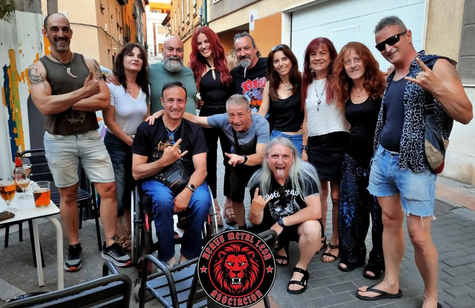 Miembros de la Asociación Heavy Metal León con la astronauta e investigadora leonesa Sara García.