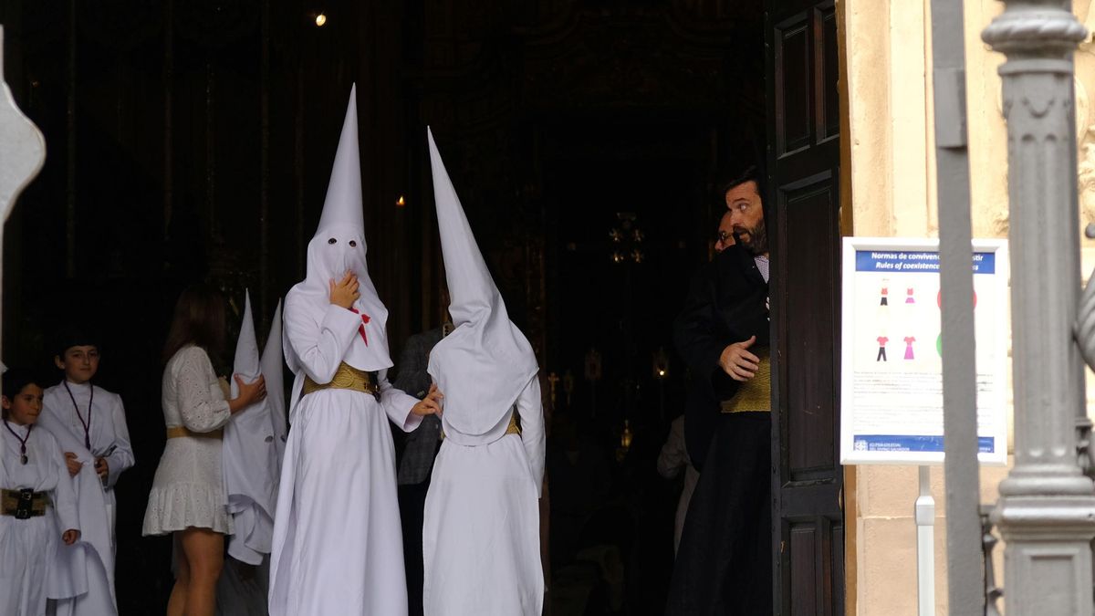 La Borriquita, a punto de salir de El Salvador en la foto, han completado su estación de penitencia.