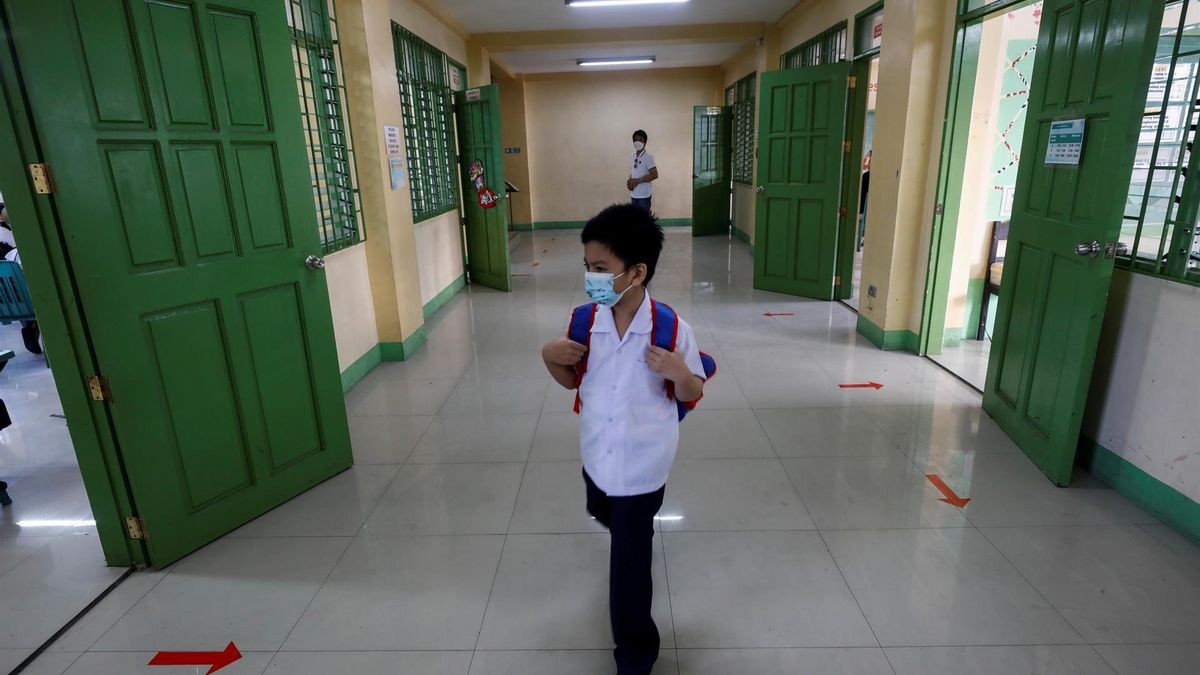 A student looks for his classroom at an elementary school in San Juan City, Metro Manila, Philippines, 10 February 2022. In person school classes have resumed following the latest easing of Covid-19 restrictions, as education officials push to gradually bring students back to classrooms almost two years after the pandemic lockdown protocols affected the country's education system. (Filipinas)