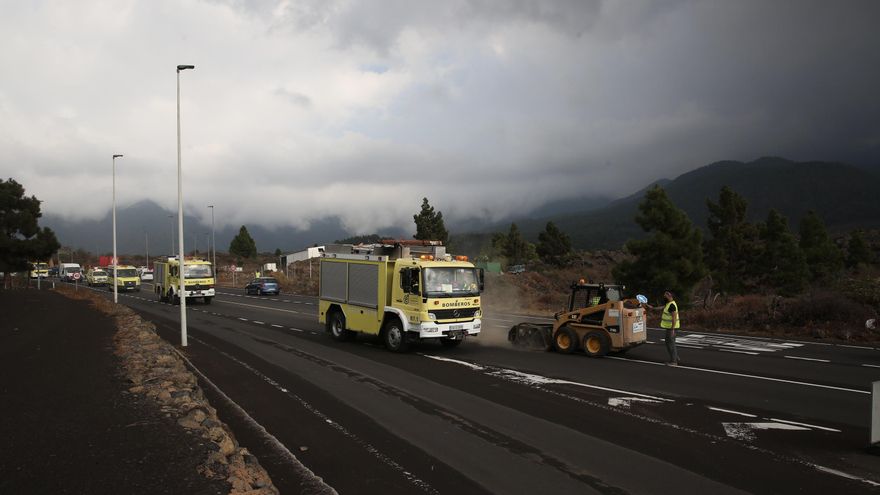 Limpieza de carreteras por la Shell de El Paso. / FOTO: ALEJANDRO RAMOS