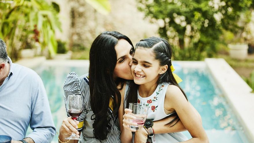 "Lo que niñas, niños y adolescentes ven hacer a las personas adultas de referencia, es uno de lo factores que ayuda a explicar cómo se relacionarán con el alcohol más adelante".