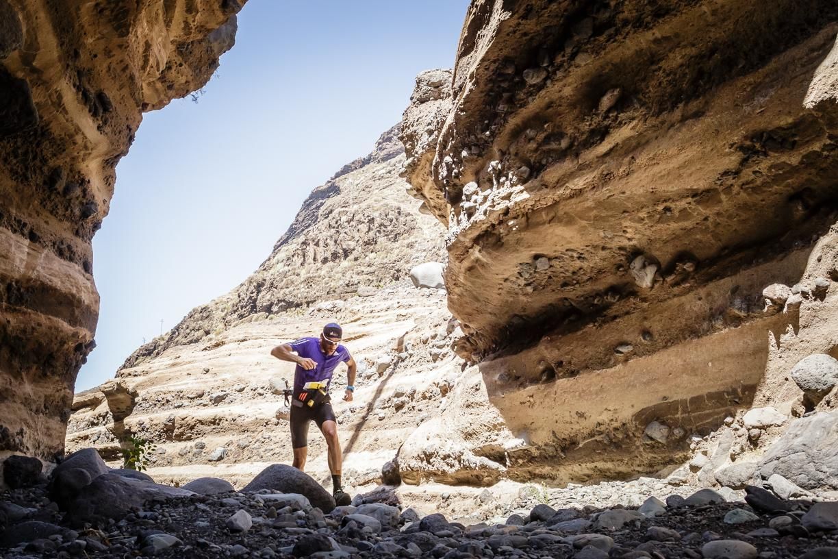 Un corredor a su paso por un espectacular paisaje rocoso. Foto: MIGUEL ÁNGEL LÓPEZ GALÁN.